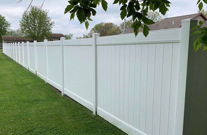 white vinyl fence